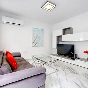 Cosy Steps To St George's Bay Appartamento